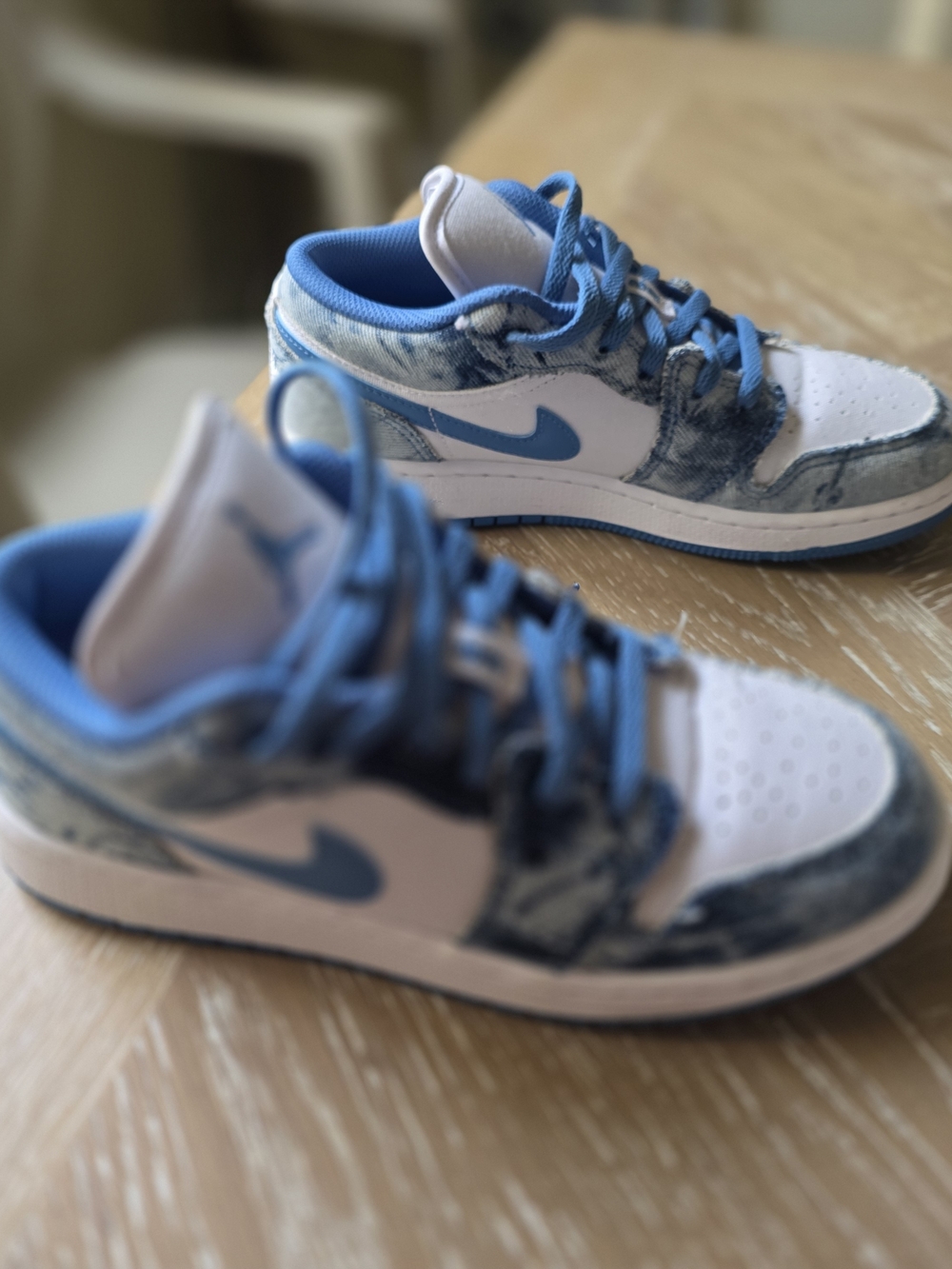 Nike Low Top Sneakers in White & Light Blue